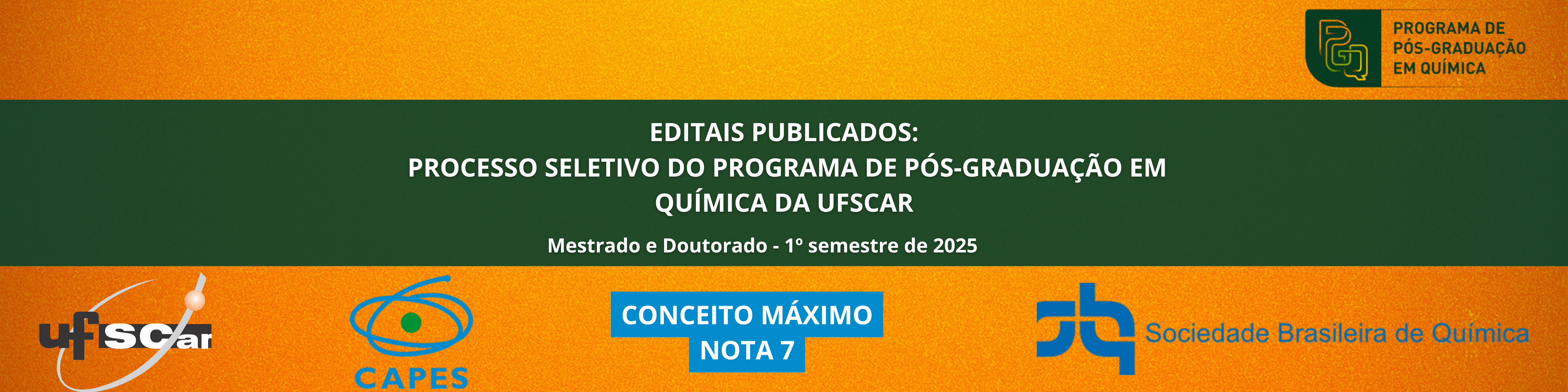 A imagem mostra, em primeiro plano, uma placa vermelha com a escrita em branco “Dep. Química – DQ”, servindo para identificar onde o departamento está localizado, sendo que esta placa compõe a maioria da imagem. Ao fundo é possível notar a fachada norte do departamento, sendo este branco, com diversas janelas e instalações aparentes, além de um pouco da vegetação do local.